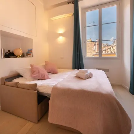 06a3 - Lovely In The Heart Of Old Apartment