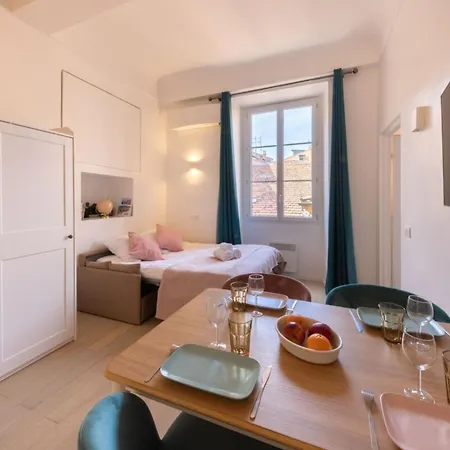 06a3 - Lovely In The Heart Of Old Apartment *