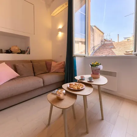 06a3 - Lovely In The Heart Of Old