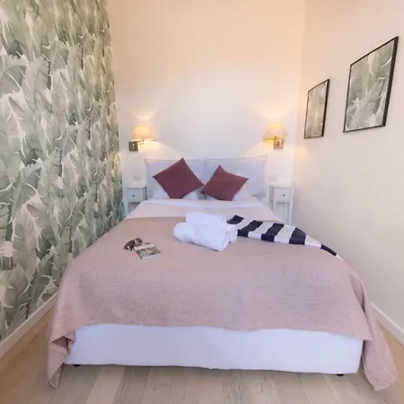06a3 - Lovely In The Heart Of Old Apartment