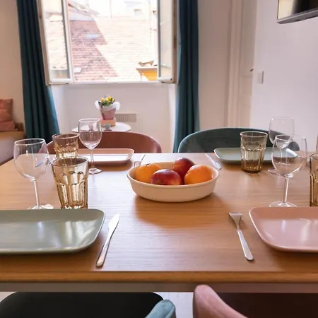 06a3 - Lovely In The Heart Of Old Apartment