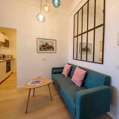 06a3 - Lovely In The Heart Of Old Apartment